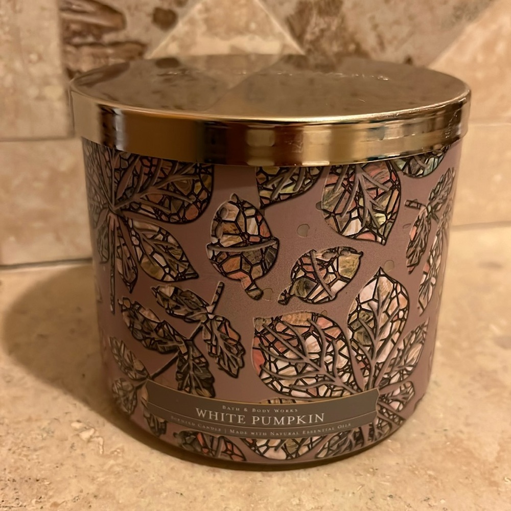 Bath & Body Works NWT White Pumpkin 3-Wick Candle. ✨️ 14.5 ozs